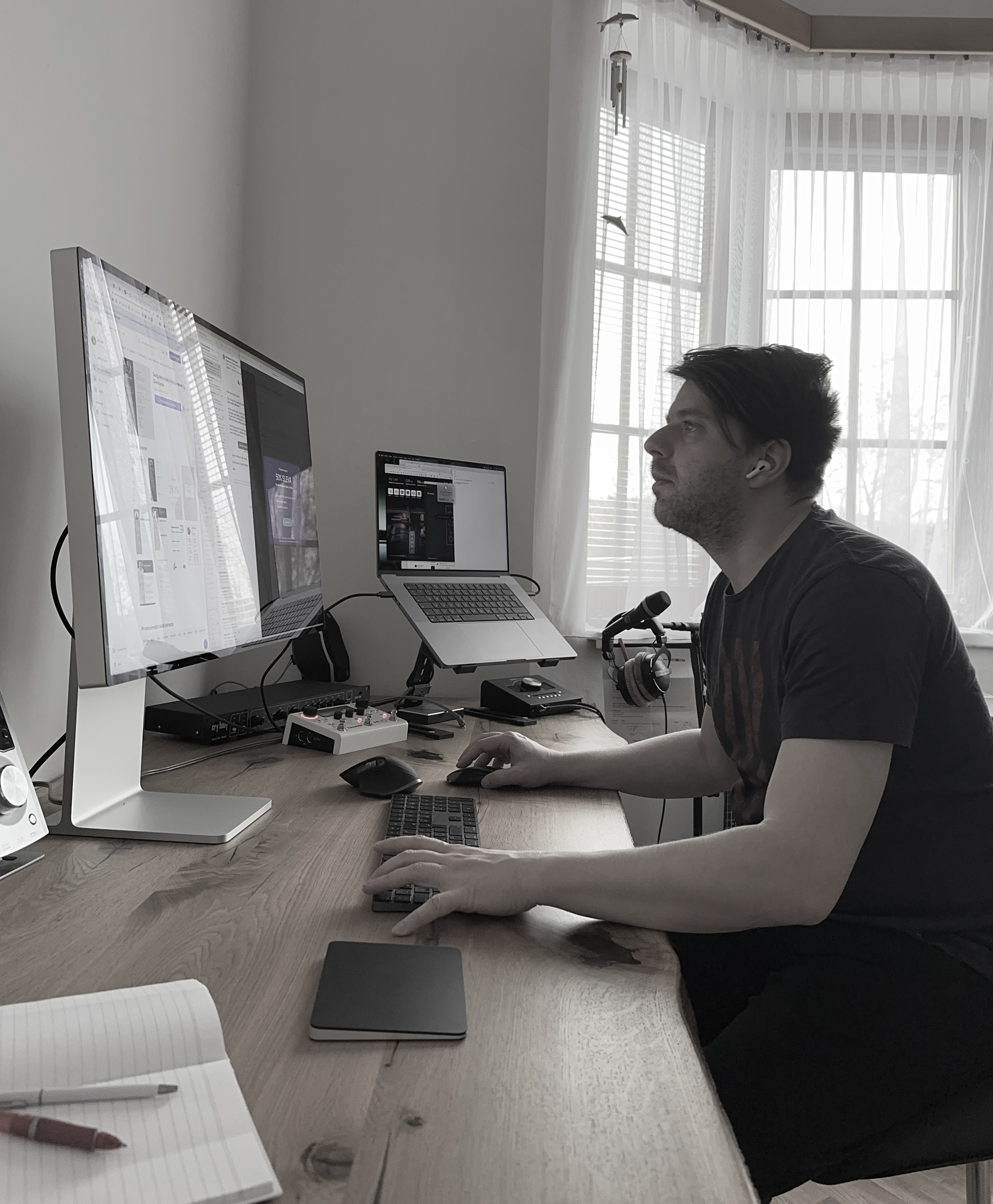 Jindřich Traxmandl u pracovního stolu